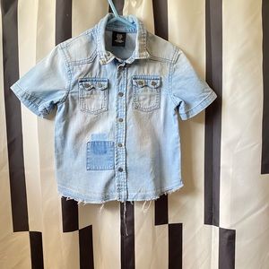H&M DISTRESSED DENIM SHORT SLEEVE BUTTON DOWN SHIRT WITH A FLAG ON BACK